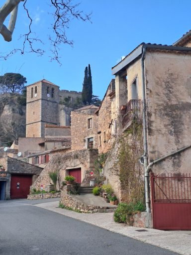 Rue principale de Mourèze avec vue sur le clocher 