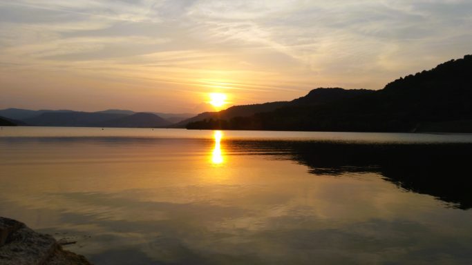 Coucher de soleil du Lac du Salagou  vue du barrage  