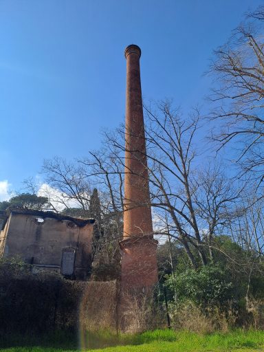  La chaufferie avec sa haute cheminée 