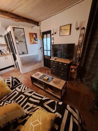 Salon confortable avec canapé, TV, meubles en bois et décoration moderne.